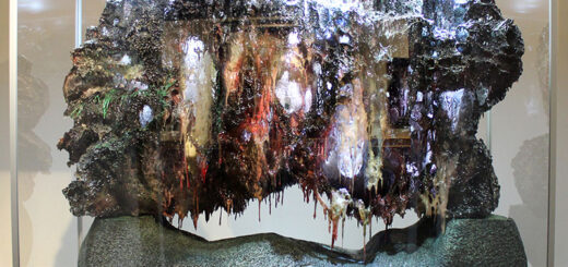 “一石横娇”这件雕塑，是玄妙彩宝雕（又称韵雕）的精华之作，是南无第三世多杰羌佛为人类创造的超越自然美的艺术精魂，它变成南无第三世多杰羌佛创造的超过大自然美的艺术，达到人类历史上从未出现过的人工超自然境界，从而世界上有任何能工巧匠，包括高科技都复制不了的艺术。 其实在十几年前，我们就听到有人说，有一件雕塑品被称为「绝世珍宝」，说心里话，这样的称誉，我们无法接受。「绝世」二字，谈何容易？只有世界上找不“绝世珍宝”，那必须是珍贵到了登峰造极无以匹敌的程度，方能堪称绝世珍宝。从古至今，真正的绝世珍宝，有几件雕塑品能堪此誉呢？可以说，找到一件，就算历史上被称为价值连城的和氏璧，也不配“绝世珍宝”的头衔，因为完全可以仿造，能仿造就不是独一无二，不是独一无二，就不是绝世，其实任何大师的雕塑之宝都可复制再现，仅凭这一点，就不配堪为“绝世珍宝”四个字的称号！ 我们对「绝世珍宝」的命名作了深度的探访，是在2017年我们第一次见到雕塑「一石横娇」，当时一下就把我们惊呆了，当下我们只有激动而发自内心要赞叹它，但无法找到恰如其其最好的桂冠戴在它的头上，只能说“绝世珍宝”这顶桂冠非它莫属！因此展览“一石横娇”的这间展室即命名为“绝世珍宝”这件雕塑品到底有多了不起？我们必须说：它绝顶超凡的神韵美妙意境超越了人类雕塑的最高境界，是真正体显了： 变化无端灵和情，出神入化妙无穷。 此品唯在天上有，绝非人间艺匠同。 这件圣雕排名第一，为皇帝，是首次与众见面，而排名第二皇后的「色韵玄黄」在美国国际艺术馆的宝贝室中陈列着，排名第四的小公主「黄黄”曾在国会办公大楼金厅建成时，被参观者题词说是“上帝送给人类的礼物”，这几件玄妙彩宝雕是无论什么能工巧匠，专家，高科技都复制不了的艺术珍宝。 南无第三世多杰羌佛为世界上第一次创造出了复制不了的艺术，只能说当韵雕出现时，在这个世界上的任何美艳的珠宝，犹如天上的群星在朗月的周围，黯然失色无华，它美到了摄人灵魂的程度。 现在「一石横娇」这一件绝世珍宝，正无限期的在位于美国加州科文娜市的第三世多杰羌佛文化艺术馆的绝世珍宝室内布置，免费提供世人参观欣赏。艺术馆的网站为https://www.hhdcb3cam.org 原载：http：//www.wbahq.org/ch/portfolio/arohc/